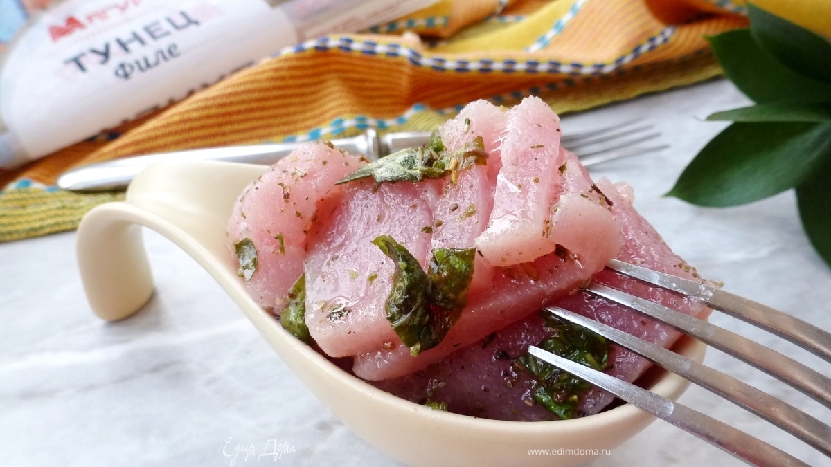 Малосольный тунец с базиликом