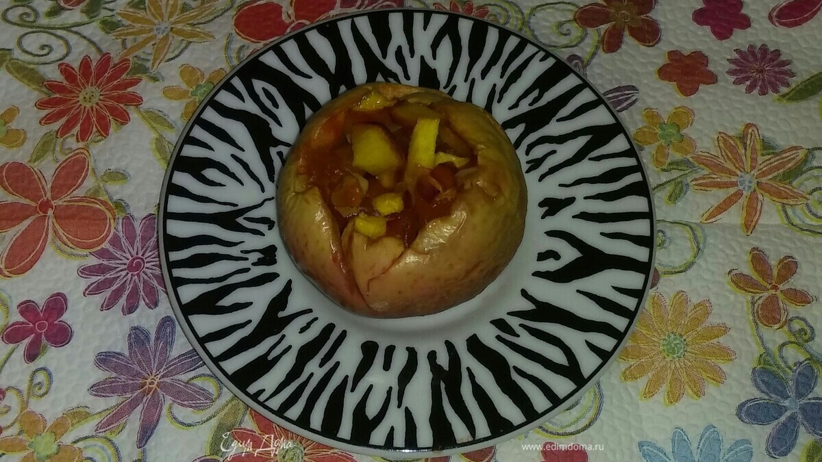 Печеные яблоки с курагой и нектарином