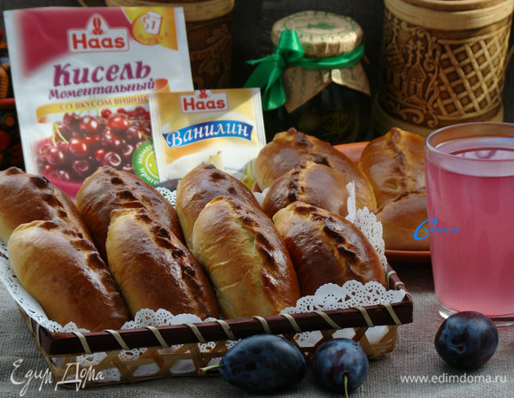 Пирожки пуховые со сливовой начинкой Пирожки пуховые со сливовой начинкой