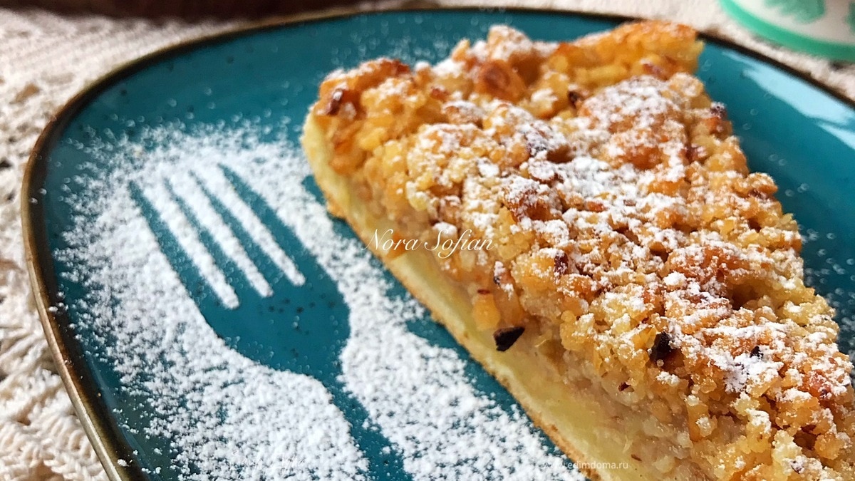 Яблочный пирог с лимоном и фундуком