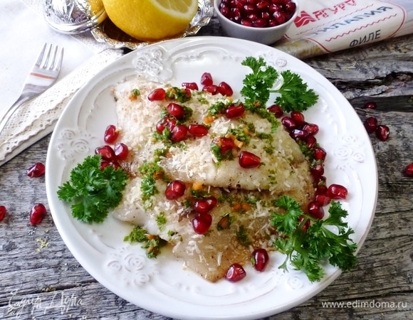 Тилапия в кокосовой стружке под соусом с гранатом