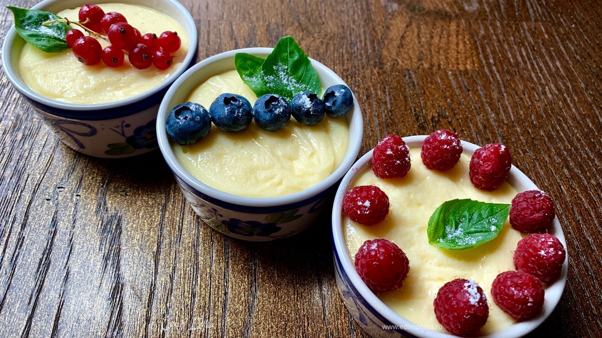 Ванильный пудинг с ягодами