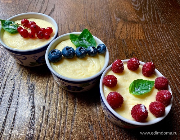 Ванильный пудинг с ягодами