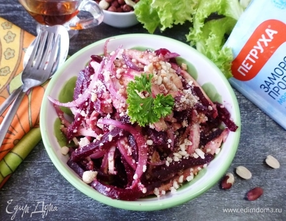 Салат из курицы и свеклы с арахисом