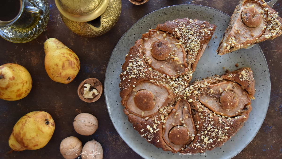 Пирог с грушей, шоколадом и орехами