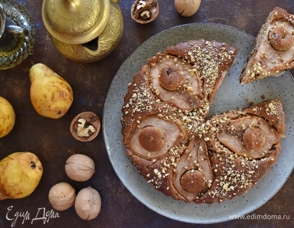 Пирог с грушей, шоколадом и орехами