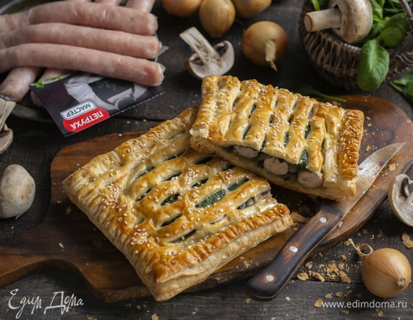 Пирожки из слоеного теста с колбасой