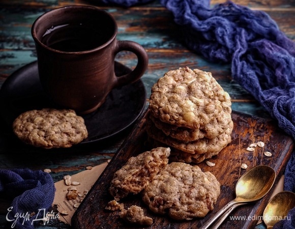 Овсяное печенье с изюмом, корицей и белым шоколадом Овсяное печенье с изюмом, корицей и белым шоколадом