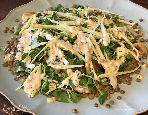 Салат с копченой скумбрией и зеленой чечевицей