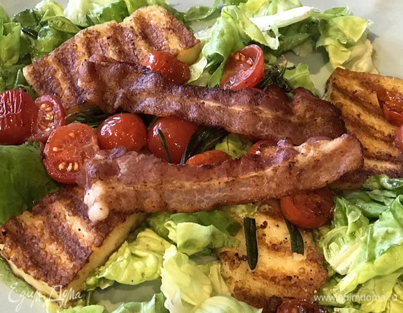 Салат с жареным халуми и беконом Салат с жареным халуми и беконом