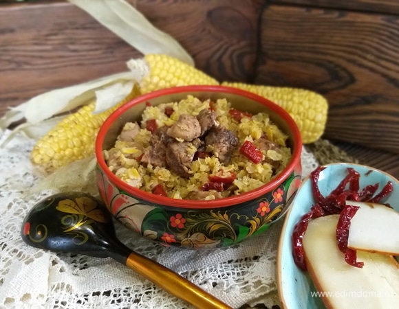 Кукурузная каша с мясом, сулугуни и вялеными томатами