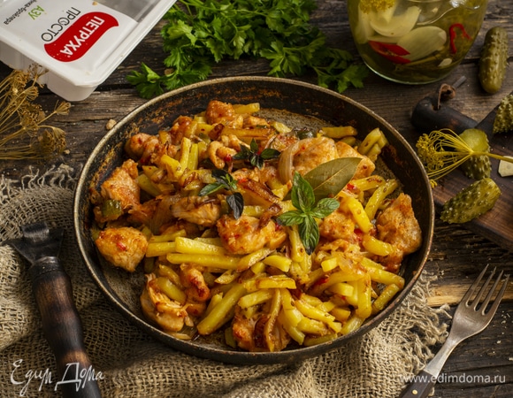 Азу из курицы с солеными огурцами и жареной картошкой Азу из курицы с солеными огурцами и жареной картошкой