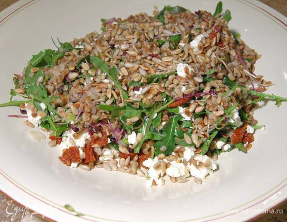 Салат из гречки с козьим сыром и вялеными помидорами