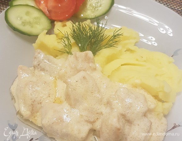 Индейка в сметанно-луковом соусе