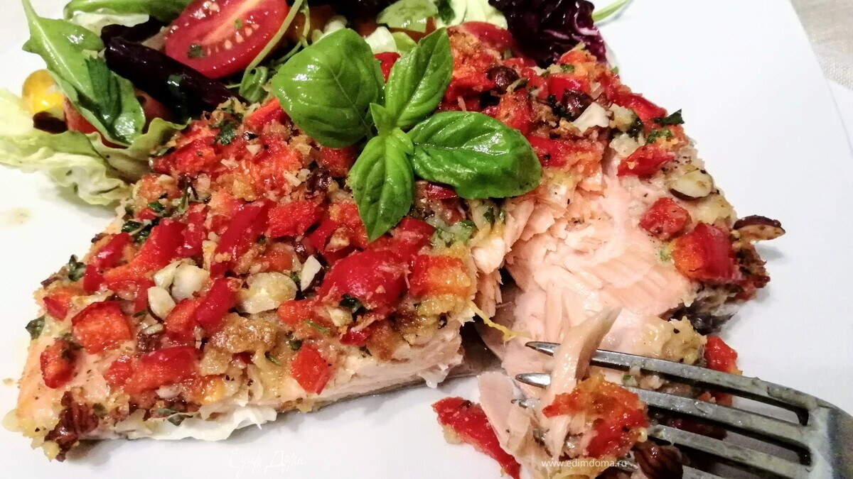 Лосось под корочкой из перца и пармезана