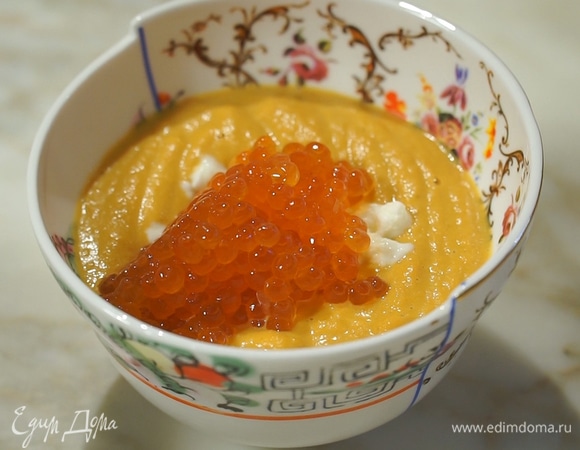 Крем-суп из тыквы с икрой и сливками