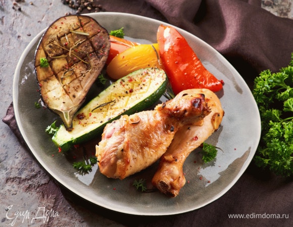 Куриные ножки в медово-соевом соусе с овощами-гриль