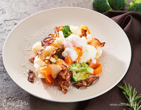 Теплый овощной салат с беконом и яйцом-пашот