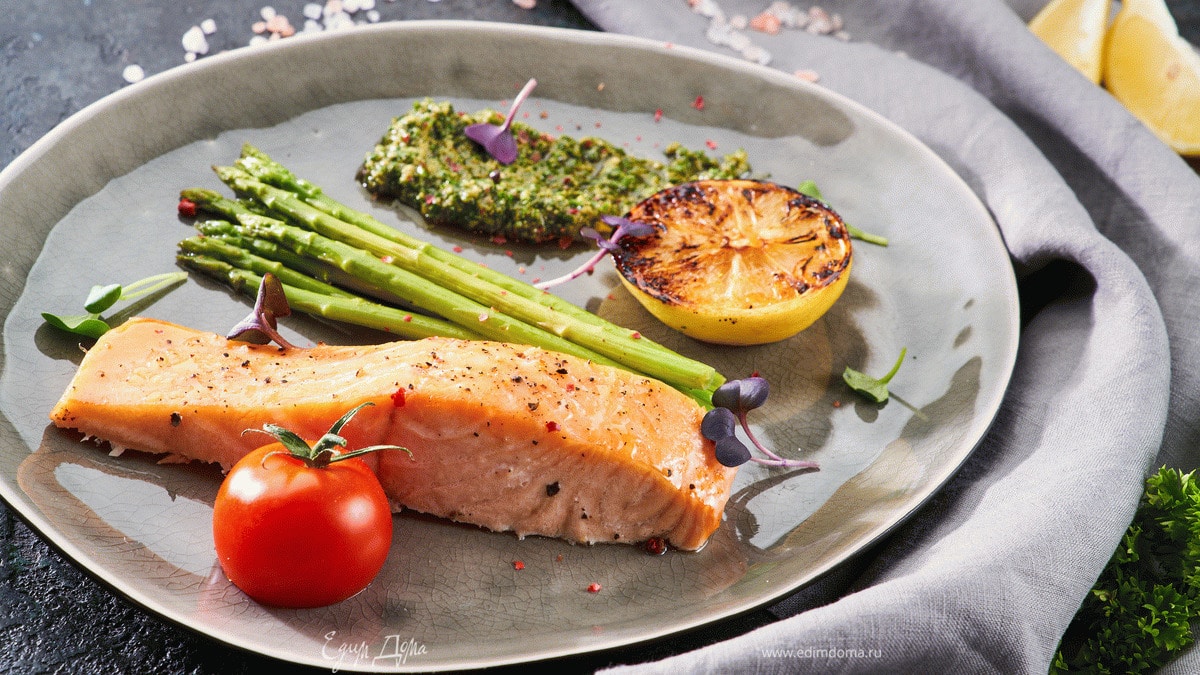 Лосось с соусом песто