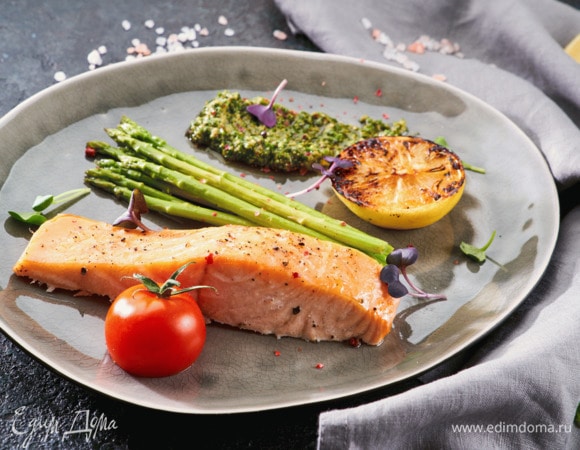 Лосось с соусом песто