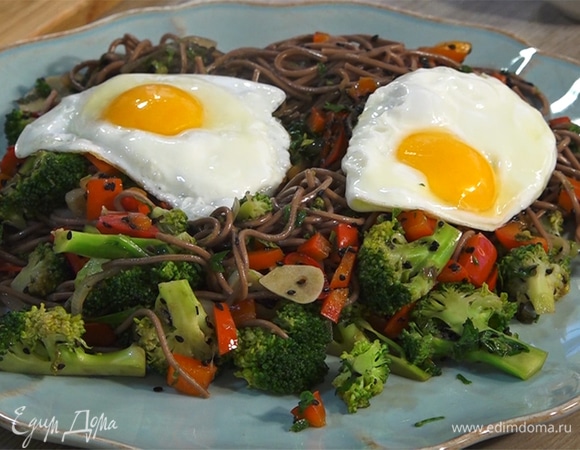 Лапша соба с чили, брокколи и жареным яйцом