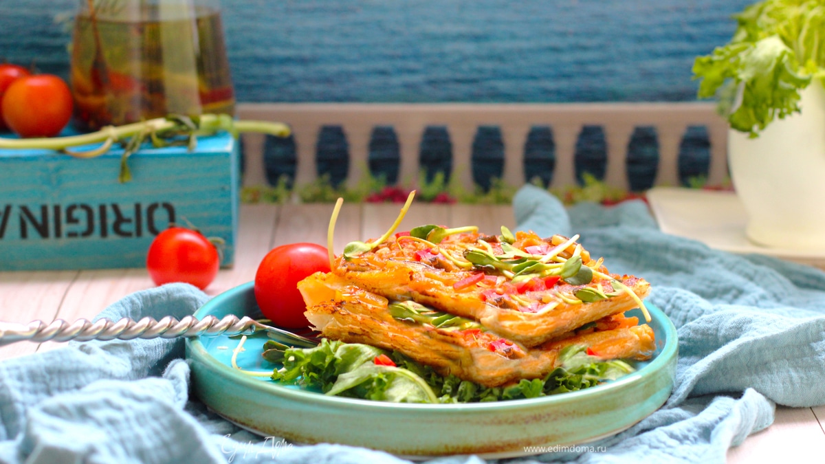 Хрустящий тарт-перевертыш с курицей и овощами