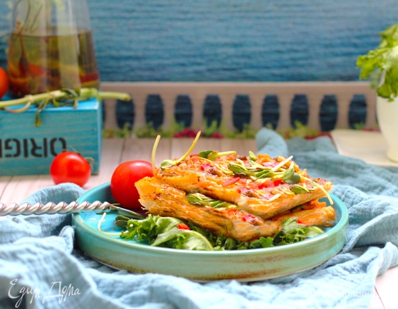 Хрустящий тарт-перевертыш с курицей и овощами Хрустящий тарт-перевертыш с курицей и овощами