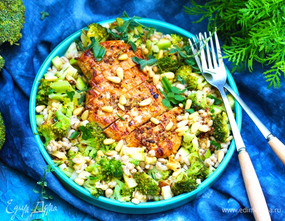 Теплый салат с курицей, брокколи и перловкой