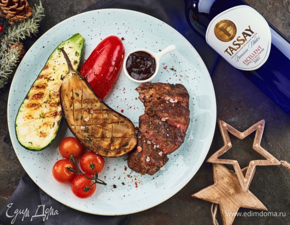 Телятина с овощами гриль и соусом из чернослива Телятина с овощами гриль и соусом из чернослива