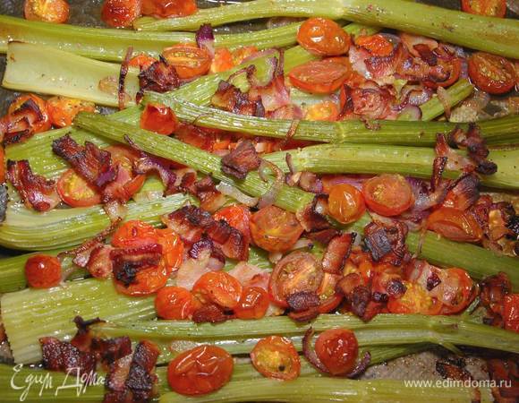 Сельдерей, запеченный с помидорами и беконом