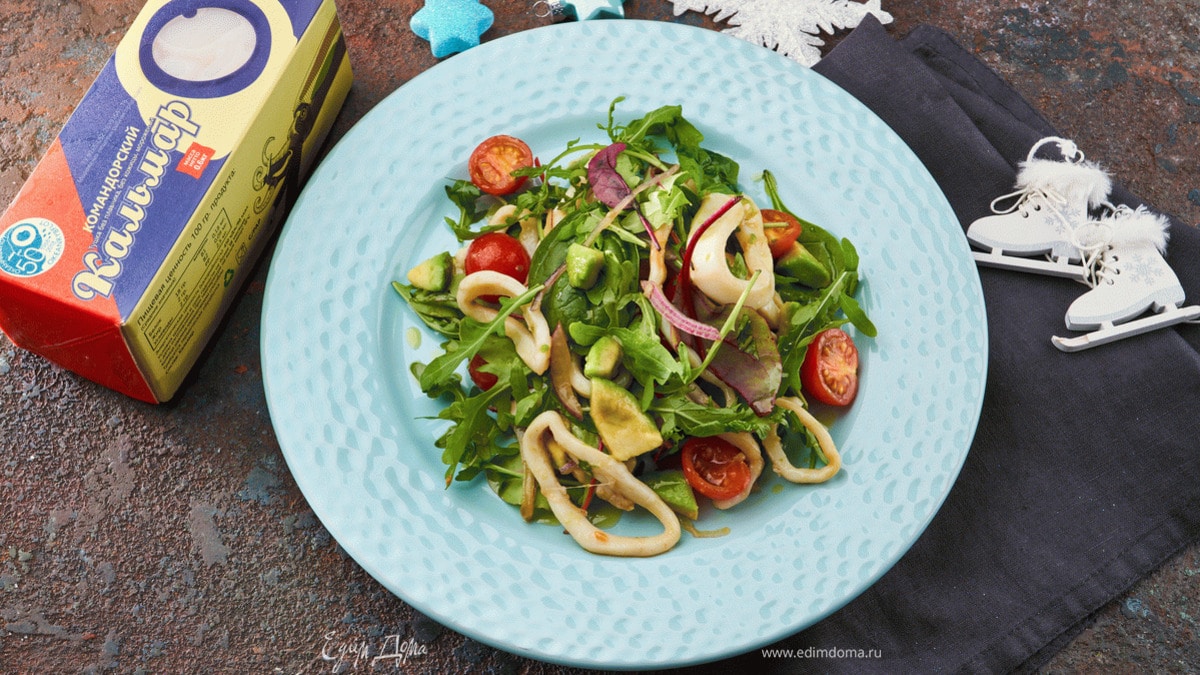 Салат с кальмарами и овощами