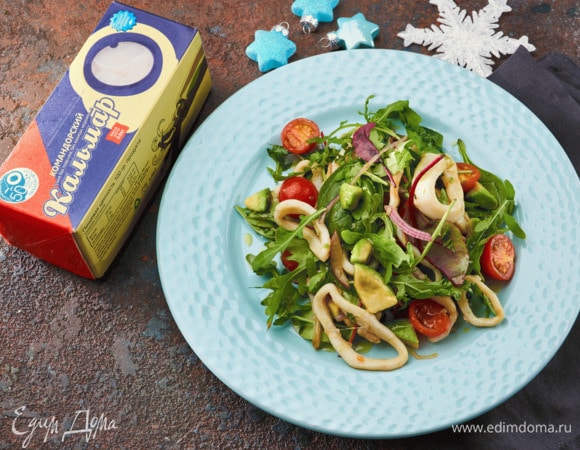 Салат с кальмарами и овощами