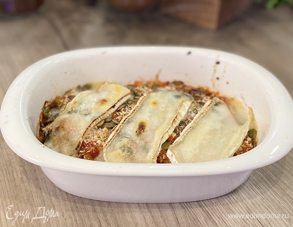 Запеканка из тыквы с томатным соусом, козьим сыром и семечками