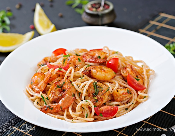 Спагетти с креветками в томатном соусе