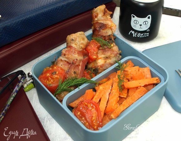 Куриные голени, запеченные в беконе, с бататом Куриные голени, запеченные в беконе, с бататом