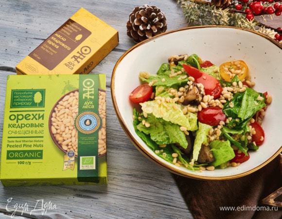 Теплый салат с шампиньонами и кедровыми орешками
