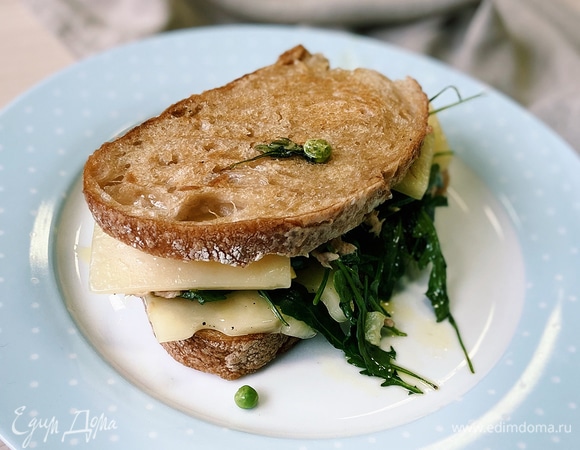 Теплый бутерброд с тунцом и сыром