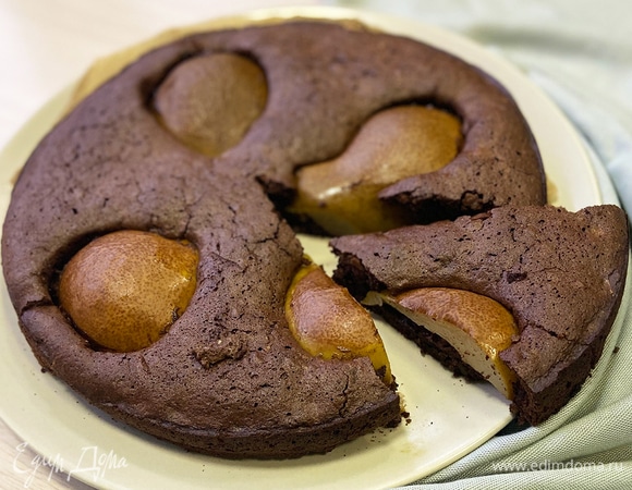 Шоколадный пирог с орехами и грушей
