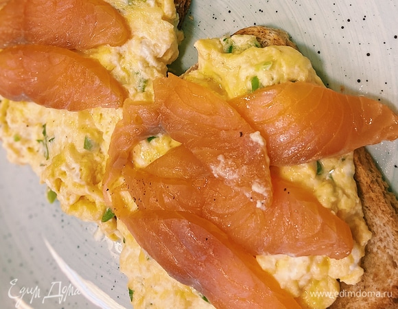 Яйца скрэмбл со слабосоленой семгой