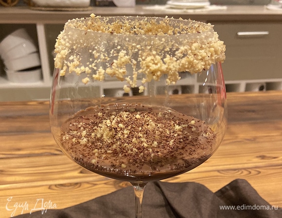 Шоколадный десерт с фундуком и сливками Шоколадный десерт с фундуком и сливками