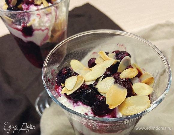 Творожный десерт с ягодами и йогуртом