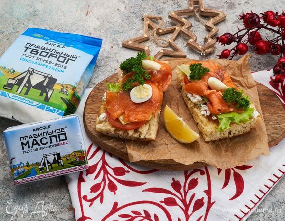 Брускетта с творогом, красной рыбой и перепелиным яйцом