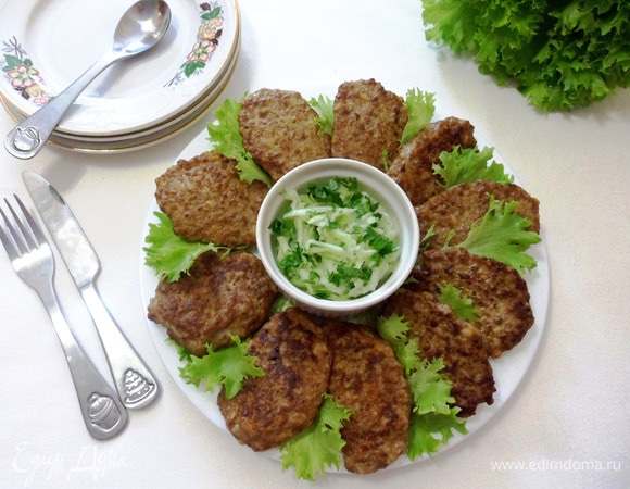 Печеночные оладьи с рисом и огуречным соусом