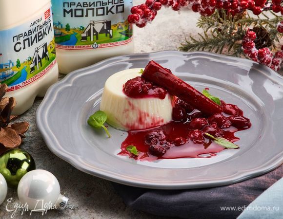 Панна котта с вишневым соусом и корицей