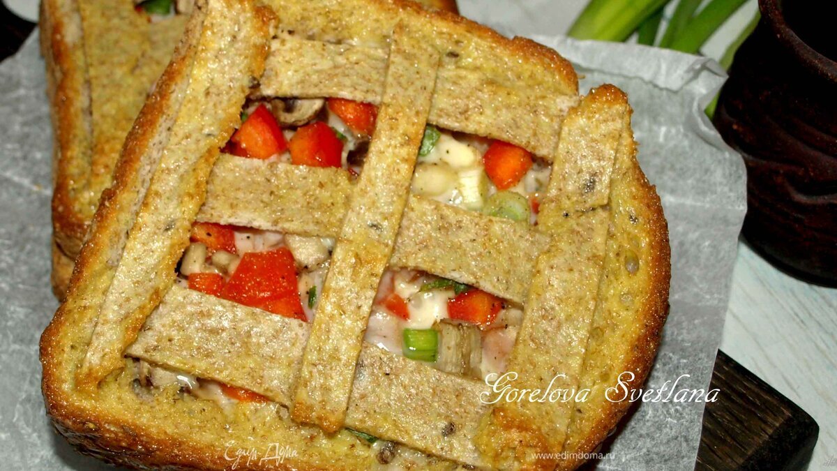 Горячие бутерброды с грибами, карбонадом и сыром