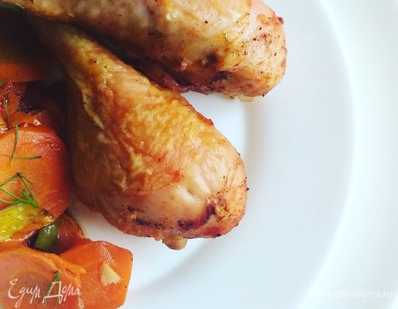 Запеченные куриные голени на подушке из овощей Запеченные куриные голени на подушке из овощей