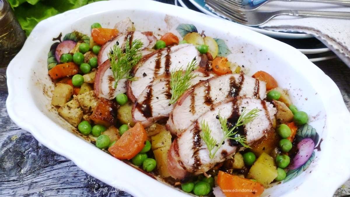 Куриная грудка в беконе, запеченная с овощами