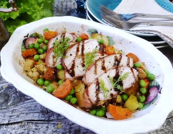 Куриная грудка в беконе, запеченная с овощами