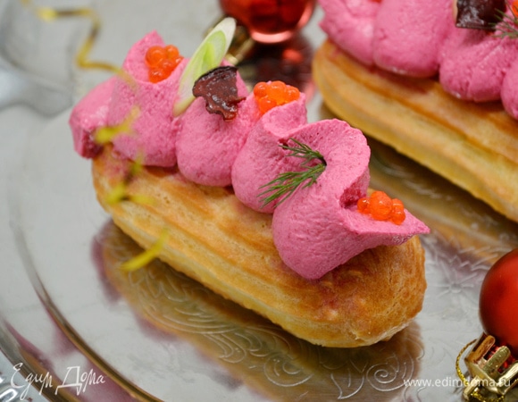 Закусочные эклеры с сельдью и свекольным кремом