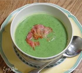 Зеленый суп со шпинатом, руколой и копченостями